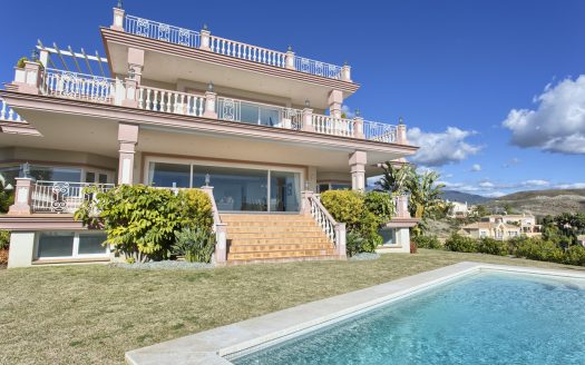 Luxurious Villa with Stunning Views in Los Flamingos Golf Resort