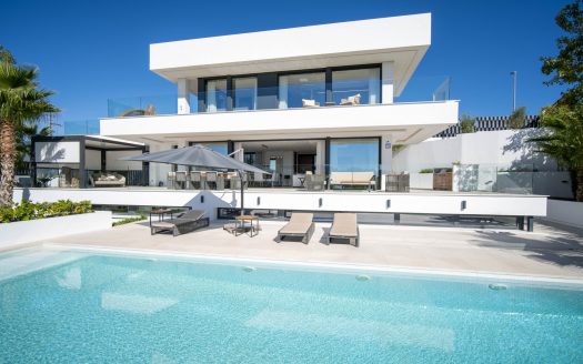 Modern Luxury Residence in Nueva Andalucía: Villa Alfma