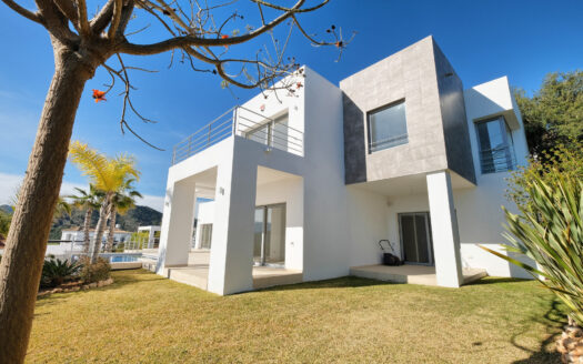 Villa moderna con vista al mar en Benahavis