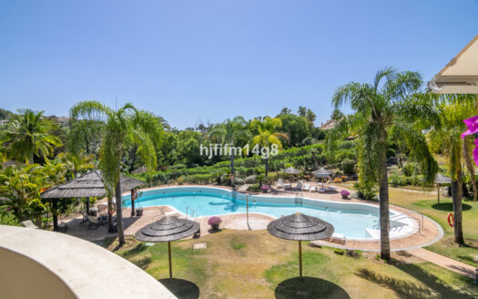 Elegante Wohnung mit Bergblick in Nueva Andalucía, Costa del Sol
