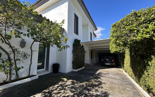 Elegante Villa in Marbella: Luxuriöses Wohnen an der Costa del Sol