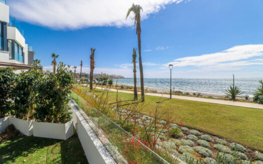 Exquisite Maisonette in Estepona mit Meerblick und Stil