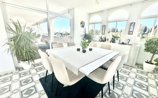 Luxuriöses Eckapartment mit Golfblick in Benahavís