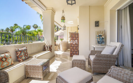 Elegante Wohnung mit Bergblick in Nueva Andalucía, Costa del Sol