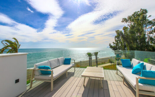 Exquisite Maisonette in Estepona mit Meerblick und Stil