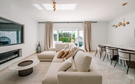 Elegantes Stadthaus in Nueva Andalucia mit privatem Pool