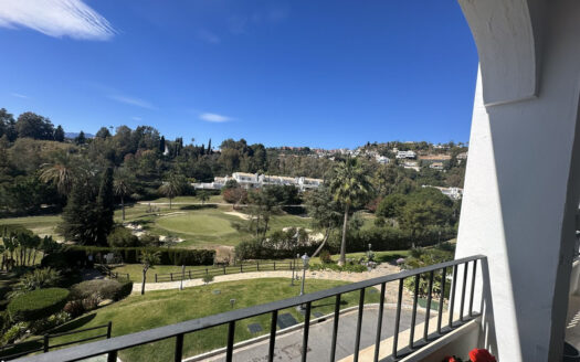 Luxuriöses Eckapartment mit Golfblick in Benahavís