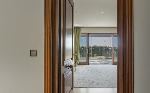 Exklusives Strandapartment in Estepona: Luxuriöses Wohnen am Meer