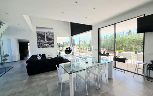 Elegante Villa in Marbella: Zeitgenössischer Luxus an der Costa del Sol