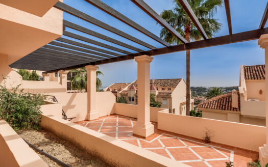 Elegante Erdgeschosswohnung in Nueva Andalucía, Costa del Sol