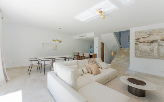 Elegantes Stadthaus in Nueva Andalucia mit privatem Pool
