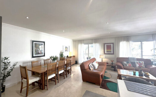 Luxuriöses Eckapartment mit Golfblick in Benahavís