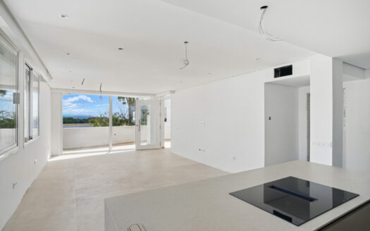 Elegante Wohnung in Nueva Andalucía mit Bergblick und Terrasse