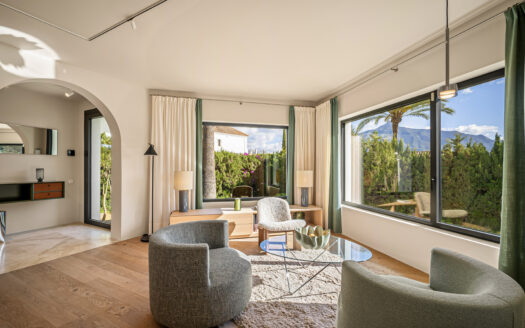 Mediterrane Villa in Nueva Andalucia: Eleganz und Natur vereint