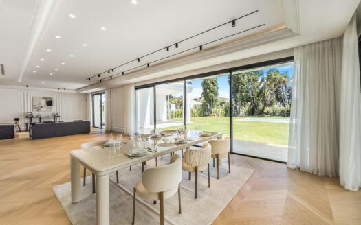 Luxuriöse Villa in Marbella mit atemberaubendem Blick und Stil