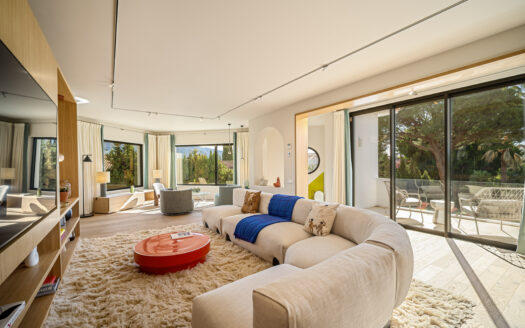 Mediterrane Villa in Nueva Andalucia: Eleganz und Natur vereint