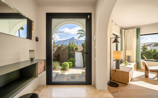 Mediterrane Villa in Nueva Andalucia: Eleganz und Natur vereint