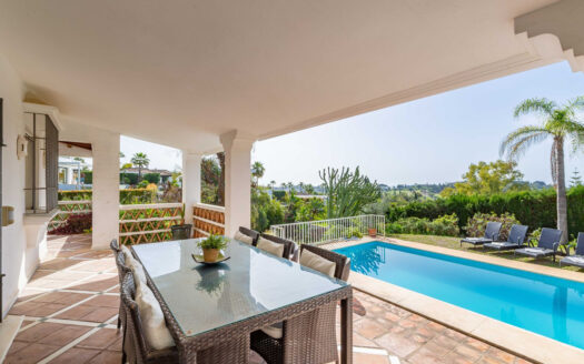 Charmante Villa mit Renovierungspotenzial in El Paraíso Alto