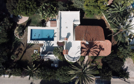 Exklusive andalusische Villa in Marbesa, 200 m vom Strand entfernt
