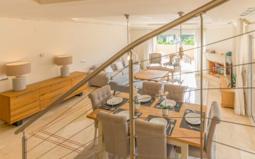 Elegantes Duplex-Penthouse in Nueva Andalucía an der Costa del Sol