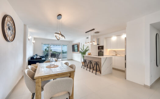 Elegante Wohnung mit Panoramablick in Nueva Andalucía