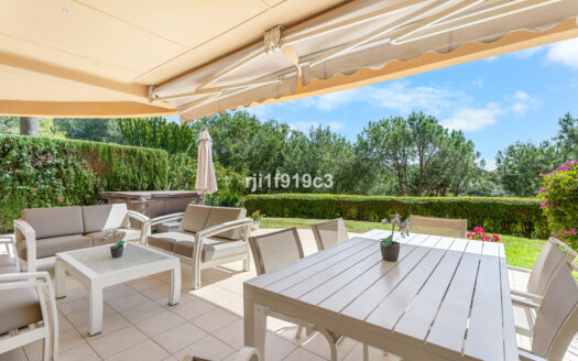 Elegantes Gartenapartment in Elviria Hills, Marbella