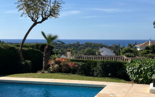 Exquisite Villa in Elviria mit atemberaubendem Meerblick
