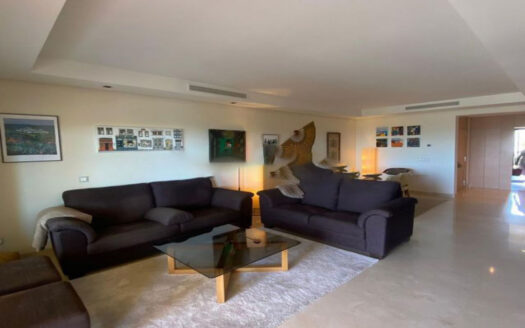 Elegant eingerichtete Wohnung mit Meerblick in Benahavís