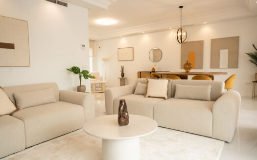 Elegantes Eckhaus in Marbella – Exklusives Leben an der Costa del Sol