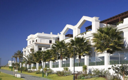 Hochwertige Erdgeschosswohnung in Estepona am Strand