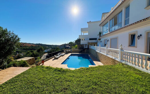 Elegante Villa in Elviria mit Blick auf Golf und Meer