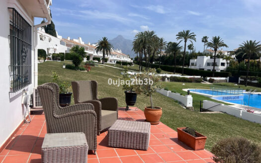 Elegante Duplex-Wohnung in Marbella mit Meerblick und Garten