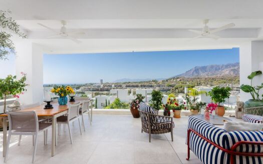 Elegantes Apartment mit atemberaubendem Meerblick in Marbella