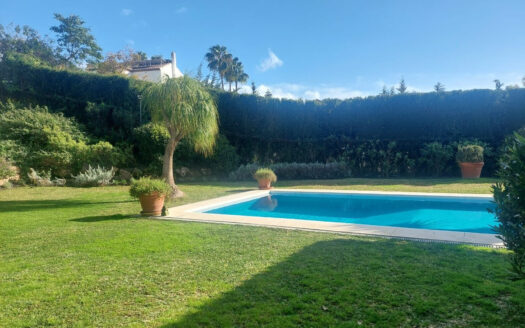 Traumhafte Villa in El Paraiso: Eleganz an der Costa del Sol