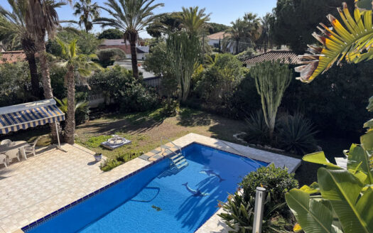 Exklusive andalusische Villa in Marbesa, 200 m vom Strand entfernt