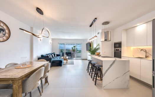 Elegante Wohnung mit Panoramablick in Nueva Andalucía