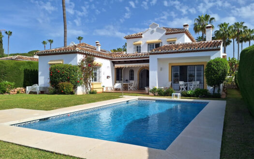 Exquisite Villa in Elviria mit atemberaubendem Meerblick
