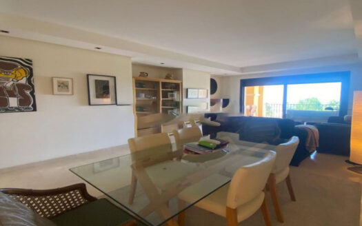 Elegant eingerichtete Wohnung mit Meerblick in Benahavís