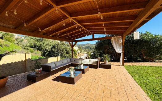Elegante Villa in Elviria mit Blick auf Golf und Meer
