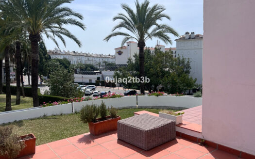 Elegante Duplex-Wohnung in Marbella mit Meerblick und Garten