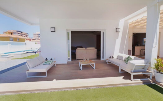 Moderne Villa in Sabinillas: Ihr Traumhaus an der Costa del Sol
