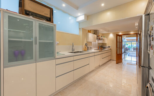 Elegante Erdgeschosswohnung in Marbella mit Meerblick