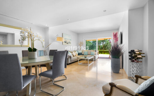 Elegantes Gartenapartment in Elviria Hills, Marbella
