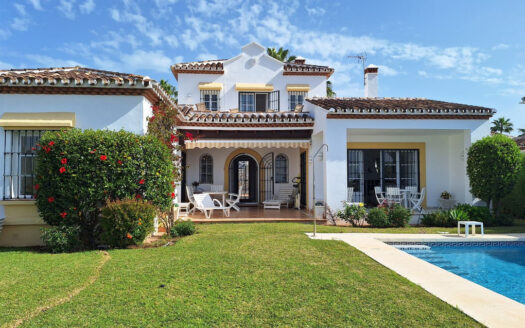 Exquisite Villa in Elviria mit atemberaubendem Meerblick