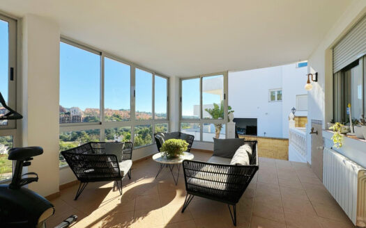 Elegante Villa in Elviria mit Blick auf Golf und Meer