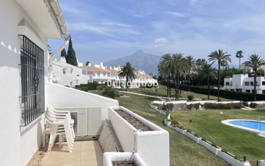 Elegante Duplex-Wohnung in Marbella mit Meerblick und Garten