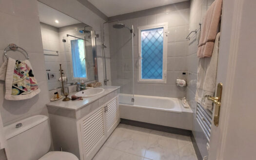 Traumhafte Villa in El Paraiso: Eleganz an der Costa del Sol