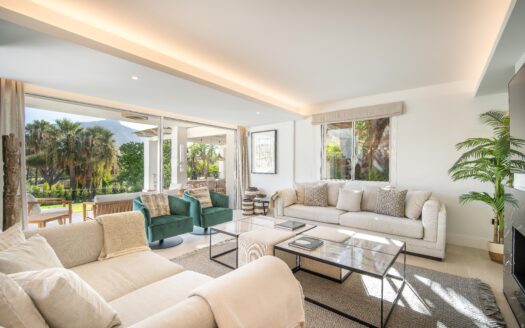 Moderne Villa in Marbella mit atemberaubendem Blick und Garten