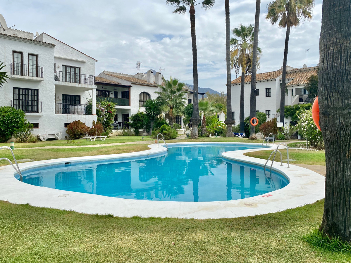 Elegante Wohnung in Marbella mit privatem Garten und Terrasse