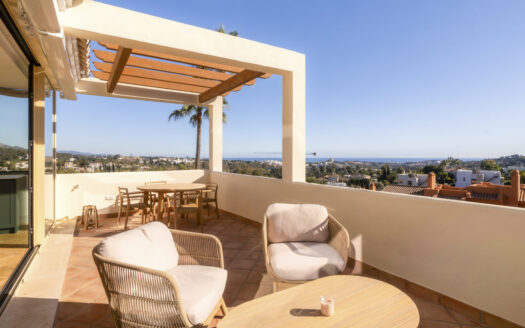 Elegante Wohnung mit Panoramablick in Nueva Andalucía